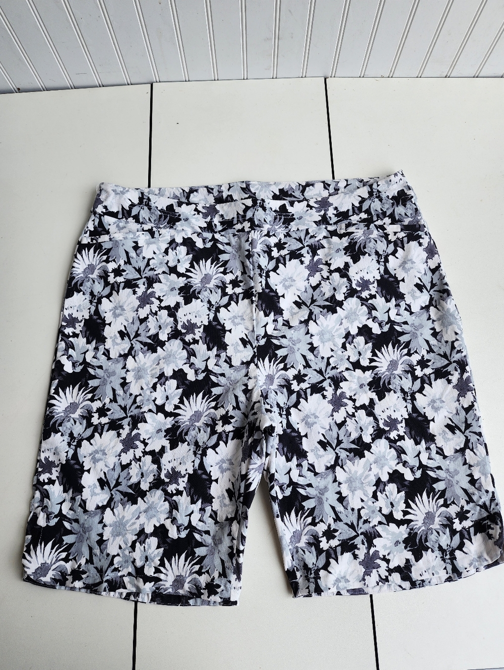 Fit Sight Bermuda Floral Black White Shorts Zip Pockets Pull On Rayon Nylon 3X